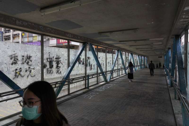 武漢肺炎疫情持續延燒,香港街頭往來行人稀稀落落。(美聯社) 武漢肺炎疫情持續延燒,香港街頭往來行人稀稀落落。(美聯社)
