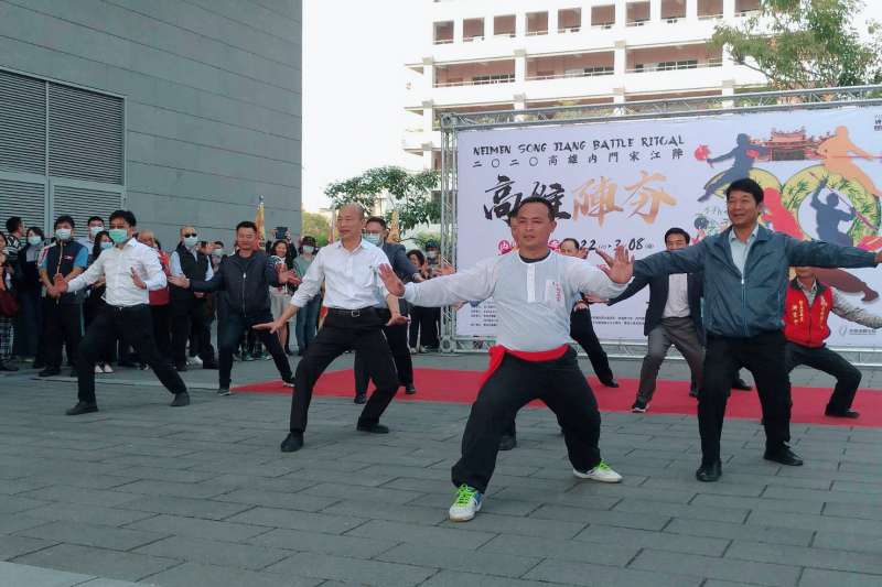 由紫竹寺的宋江陣頭師父示範強身抗疫宋江陣三招式,祝大家安定健康,強身抗疫。(圖/徐炳文攝) 由紫竹寺的宋江陣頭師父示範強身抗疫宋江陣三招式,祝大家安定健康,強身抗疫。(圖/徐炳文攝)