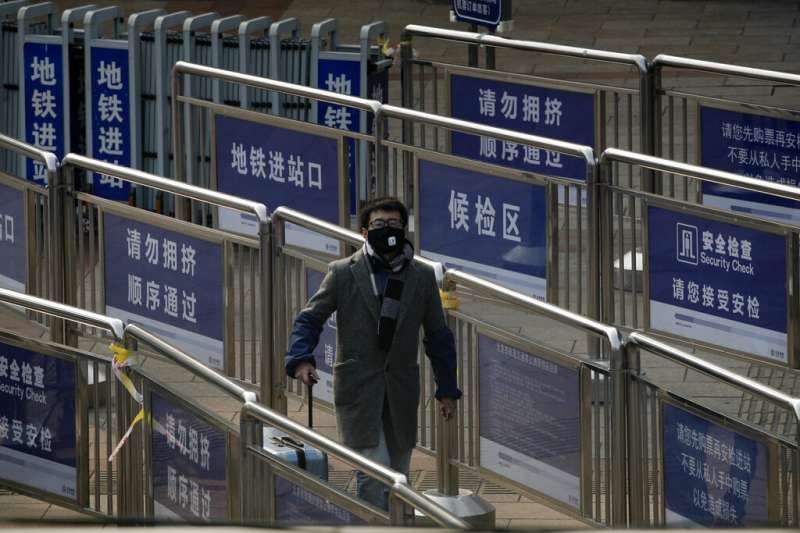 武漢肺炎疫情肆虐,北京地鐵的乘客也比往日少了許多。(美聯社) 武漢肺炎疫情肆虐,北京地鐵的乘客也比往日少了許多。(美聯社)
