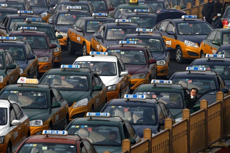北京火車站外正在等候排隊的計程車。(美聯社) 北京火車站外正在等候排隊的計程車。(美聯社)