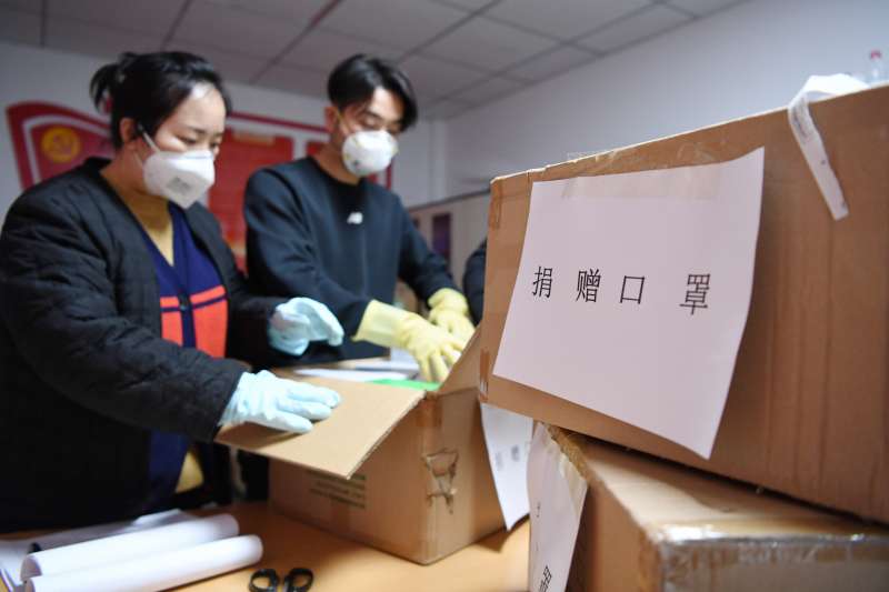 武漢肺炎疫情,中國工作人員清點愛心人士捐贈的醫用口罩。(新華社) 武漢肺炎疫情,中國工作人員清點愛心人士捐贈的醫用口罩。(新華社)