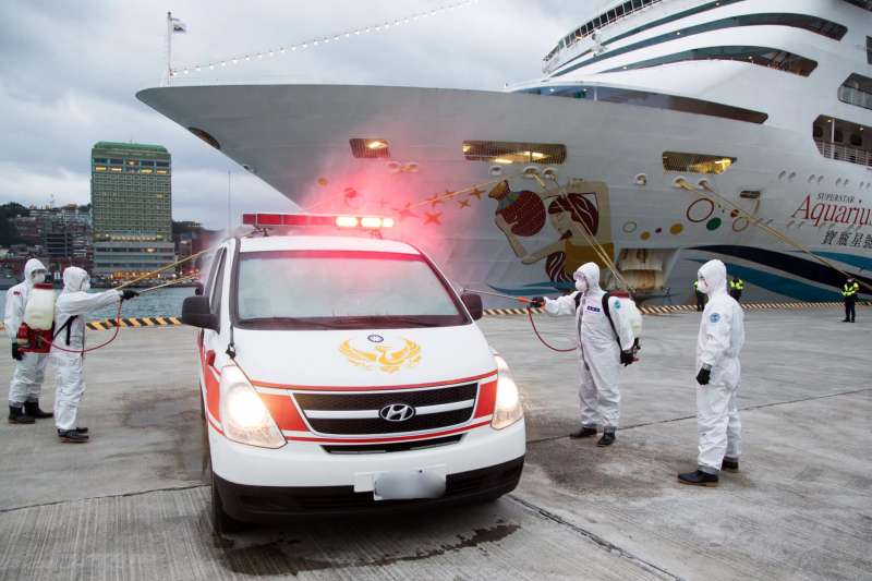 20200213-載有近3000人的郵輪「寶瓶星號」日前返抵基隆港,經過十個小時左右的等待,128名被選定進行抽樣檢測者,結果均成陰性反應,令國人振奮,然而陸軍化學兵早已在港邊完成整備,並針對車輛執行消毒作業。(取自軍聞社) 20200213-載有近3000人的郵輪「寶瓶星號」日前返抵基隆港,經過十個小時左右的等待,128名被選定進行抽樣檢測者,結果均成陰性反應,令國人振奮,然而陸軍化學兵早已在港邊完成整備,並針對車輛執行消毒作業。(取自軍聞社)