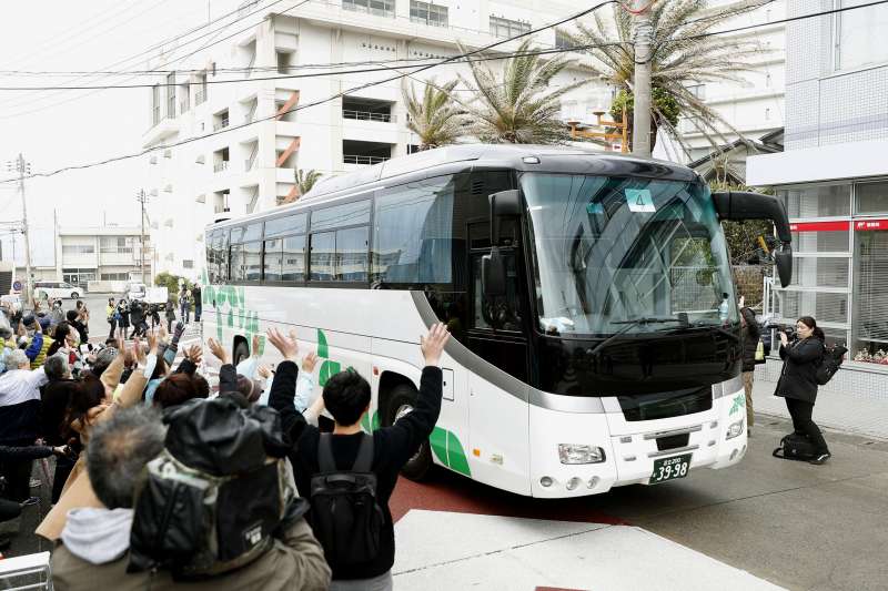 日本197名從中國武漢返國的旅客結束2周隔離期,全數未感染武漢肺炎。(AP) 日本197名從中國武漢返國的旅客結束2周隔離期,全數未感染武漢肺炎。(AP)