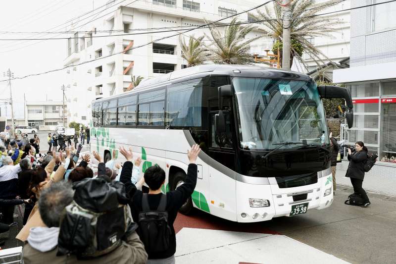 日本197名從中國武漢返國的旅客結束2周隔離期，全數未感染武漢肺炎。（AP）