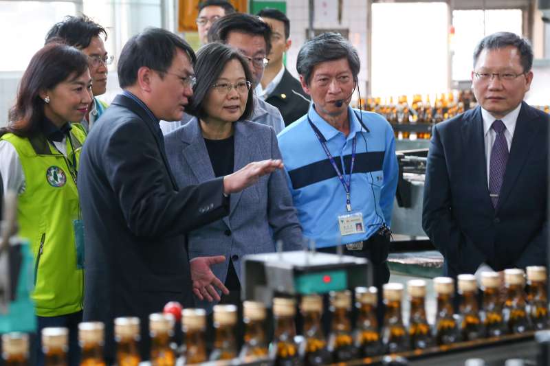 蔡英文視察台酒隆田酒廠 台酒董事長:4個酒廠投入酒精生產,盼日產可達20