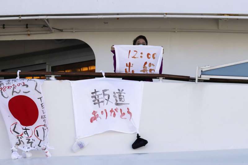 「鑽石公主號」郵輪的乘客在船邊掛出多個橫幅,包括感謝媒體對他們處境的報導,以及表明藥品不足的困境。「鑽石公主號」上的乘客大部分年齡偏高,許多人本身都有需要每天服藥的慢性疾病。(美聯社) 「鑽石公主號」郵輪的乘客在船邊掛出多個橫幅,包括感謝媒體對他們處境的報導,以及表明藥品不足的困境。「鑽石公主號」上的乘客大部分年齡偏高,許多人本身都有需要每天服藥的慢性疾病。(美聯社)