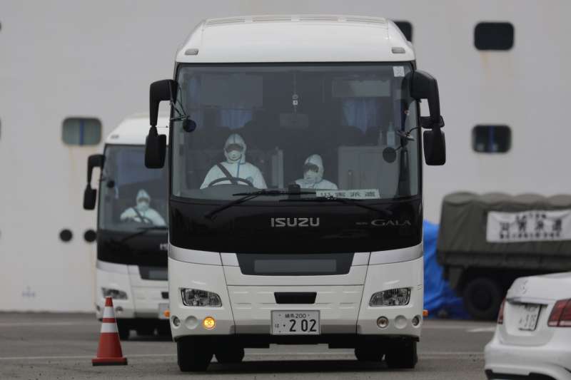 停泊於日本橫濱的「鑽石公主號」群聚感染嚴重,美國16日將包機接回300多位美國公民。(AP) 停泊於日本橫濱的「鑽石公主號」群聚感染嚴重,美國16日將包機接回300多位美國公民。(AP)