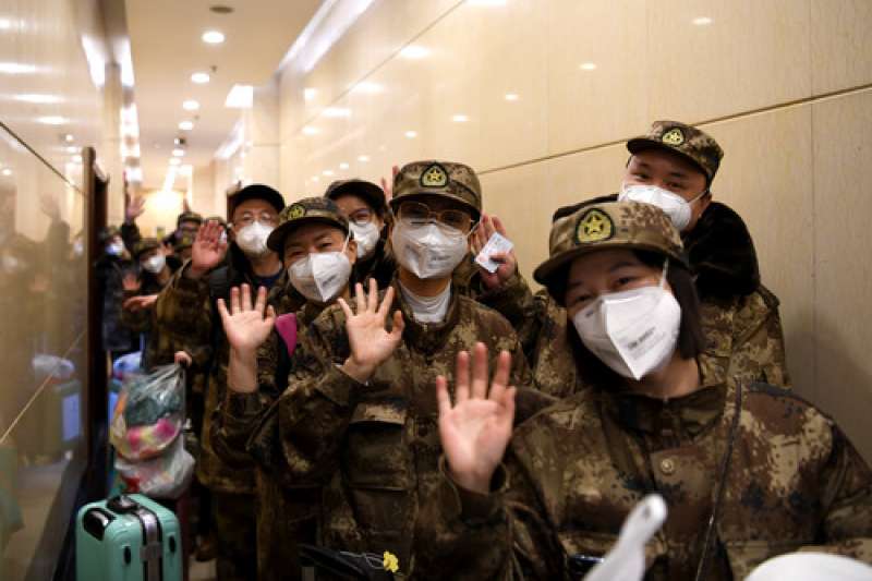 中國武漢肺炎疫情,2月13日,在成都雙流國際機場,醫療隊隊員準備出發。(新華社) 中國武漢肺炎疫情,2月13日,在成都雙流國際機場,醫療隊隊員準備出發。(新華社)