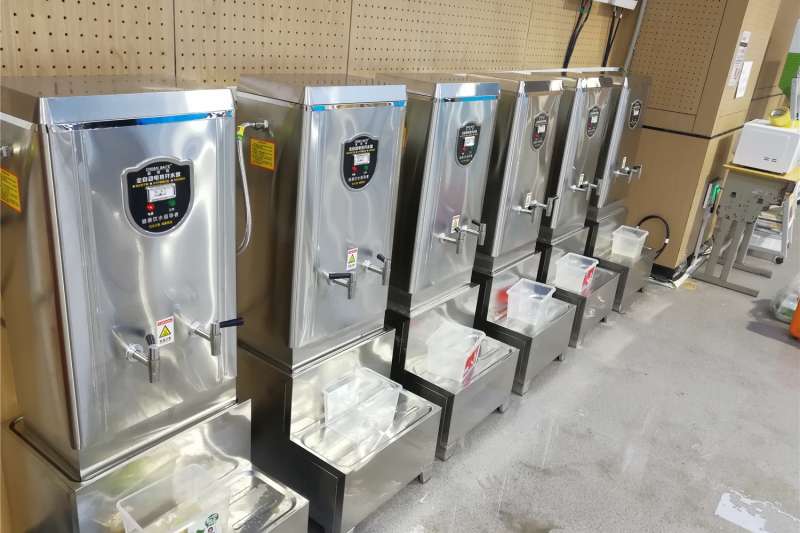 中國新冠肺炎疫情,江夏方艙為患者提供的全自動電熱開水器。(新華社) 中國新冠肺炎疫情,江夏方艙為患者提供的全自動電熱開水器。(新華社)