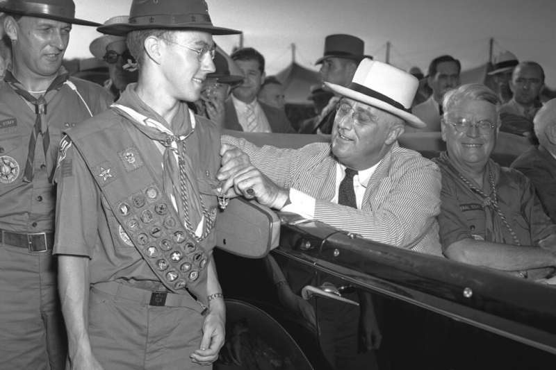 1937年,美國時任總統小羅斯福給予美國童軍成員鷹級童軍徽章。(AP) 1937年,美國時任總統小羅斯福給予美國童軍成員鷹級童軍徽章。(AP)
