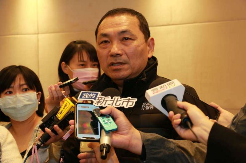新北市長侯友宜在市政會議接受媒體聯訪強調,居家檢疫故意趴趴走的人,將採取強硬的重罰跟公告,嚇阻這些人不要三心兩意,市府絕對不寬貸。(圖/李梅瑛攝) 新北市長侯友宜在市政會議接受媒體聯訪強調,居家檢疫故意趴趴走的人,將採取強硬的重罰跟公告,嚇阻這些人不要三心兩意,市府絕對不寬貸。(圖/李梅瑛攝)
