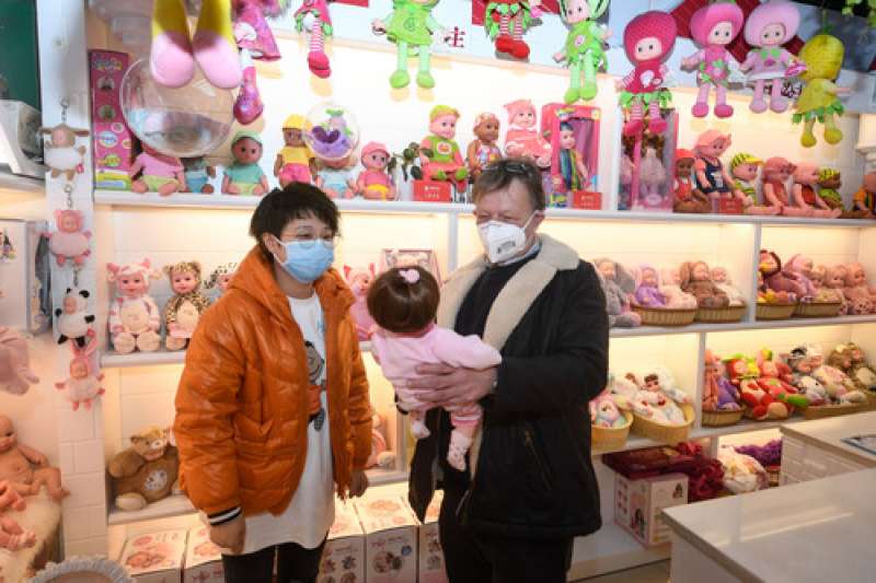 新冠肺炎、武漢肺炎疫情下的中國經濟,來自瑞典的客商佩吉(右)在義烏國際商貿城的一家嬰兒玩偶商鋪選購。(新華社) 新冠肺炎、武漢肺炎疫情下的中國經濟,來自瑞典的客商佩吉(右)在義烏國際商貿城的一家嬰兒玩偶商鋪選購。(新華社)
