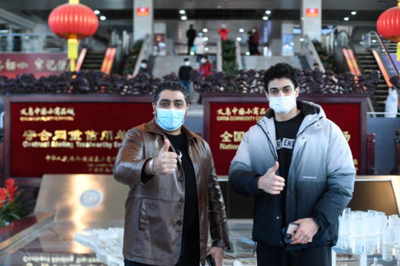新冠肺炎、武漢肺炎疫情下的中國經濟,來自黎巴嫩的客商拜西爾(左)與兒子蘇馬在義烏國際商貿城的大廳留影。(新華社) 新冠肺炎、武漢肺炎疫情下的中國經濟,來自黎巴嫩的客商拜西爾(左)與兒子蘇馬在義烏國際商貿城的大廳留影。(新華社)