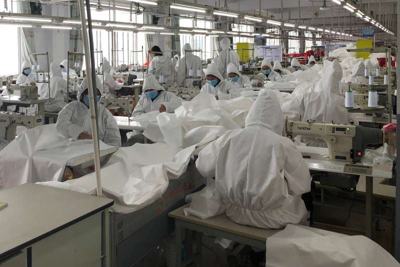 新冠肺炎、武漢肺炎疫情下的中國經濟,福建莆田寶得服飾有限公司轉產防護服。(新華社) 新冠肺炎、武漢肺炎疫情下的中國經濟,福建莆田寶得服飾有限公司轉產防護服。(新華社)
