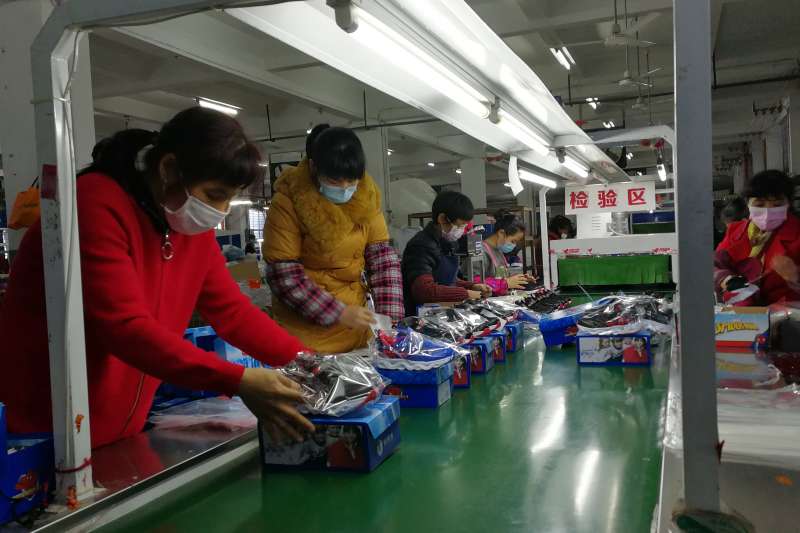 新冠肺炎、武漢肺炎疫情下的中國經濟,福建幫登鞋業公司複產後開始生產外貿童鞋。(新華社) 新冠肺炎、武漢肺炎疫情下的中國經濟,福建幫登鞋業公司複產後開始生產外貿童鞋。(新華社)