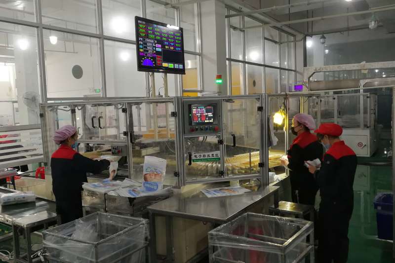 新冠肺炎、武漢肺炎疫情下的中國經濟,中天(中國)工業有限公司的車間裏,嬰兒紙尿褲正在快速生產。(新華社) 新冠肺炎、武漢肺炎疫情下的中國經濟,中天(中國)工業有限公司的車間裏,嬰兒紙尿褲正在快速生產。(新華社)