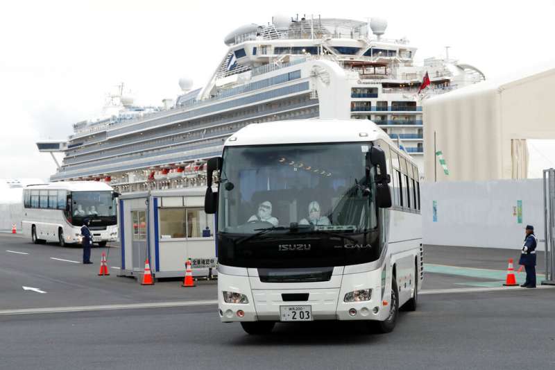 鑽石公主號陸續上檢查結果陰性的旅客下船。(美聯社) 鑽石公主號陸續上檢查結果陰性的旅客下船。(美聯社)