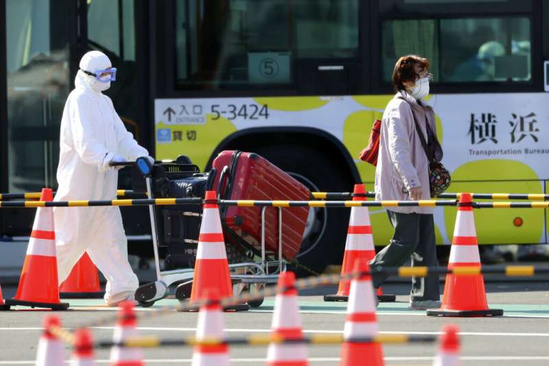 鑽石公主號陸續上檢查結果陰性的旅客下船。(美聯社) 鑽石公主號陸續上檢查結果陰性的旅客下船。(美聯社)
