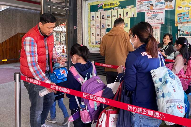 國小學童入校前需經過「三道關卡」,力求校園防疫工作滴水不露。(圖/新竹縣政府提供) 國小學童入校前需經過「三道關卡」,力求校園防疫工作滴水不露。(圖/新竹縣政府提供)