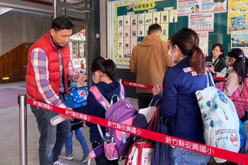 國小學童入校前需經過「三道關卡」，力求校園防疫工作滴水不露。（圖／新竹縣政府提供）