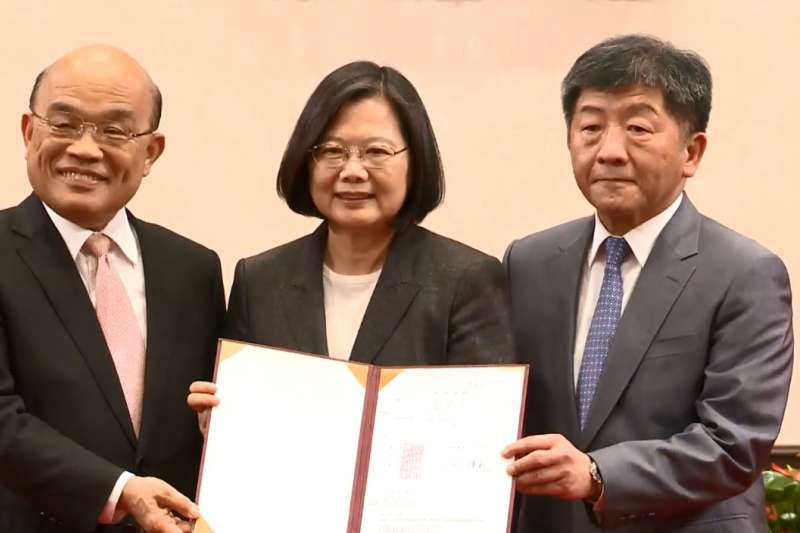 20200225-立法院今天三讀通過《嚴重特殊傳染肺炎防治紓困振興特別條例》,總統蔡英文(中)傍晚在總統府內,也在行政院長蘇貞昌(左)、防疫指揮官陳時中(右)等人見證下,完成法案簽署。(取自蔡英文臉書直播) 20200225-立法院今天三讀通過《嚴重特殊傳染肺炎防治紓困振興特別條例》,總統蔡英文(中)傍晚在總統府內,也在行政院長蘇貞昌(左)、防疫指揮官陳時中(右)等人見證下,完成法案簽署。(取自蔡英文臉書直播)