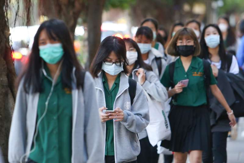 20200225-各級學校25日開學,學生進入校園多數配戴口罩。(顏麟宇攝) 20200225-各級學校25日開學,學生進入校園多數配戴口罩。(顏麟宇攝)