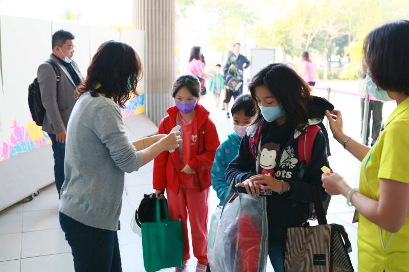 20200225-全國高中職以下25日紛紛迎接開學,高雄市長韓國瑜一早前往左營新上國小迎接學生上學,視察校園防疫流程工作。(高雄市政府提供) 20200225-全國高中職以下25日紛紛迎接開學,高雄市長韓國瑜一早前往左營新上國小迎接學生上學,視察校園防疫流程工作。(高雄市政府提供)