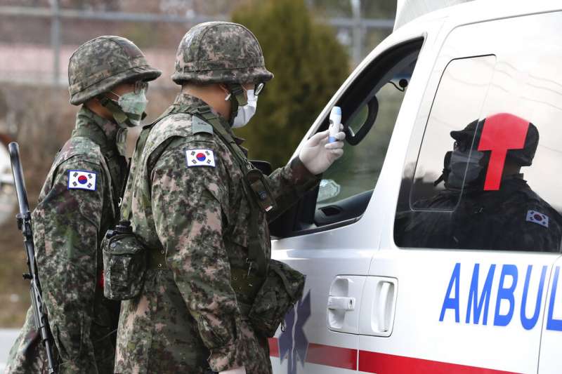 南韓軍隊與駐韓美軍先後傳出確診,南韓大邱軍營門口衛哨也嚴格執行體溫測量。(美聯社) 南韓軍隊與駐韓美軍先後傳出確診,南韓大邱軍營門口衛哨也嚴格執行體溫測量。(美聯社)