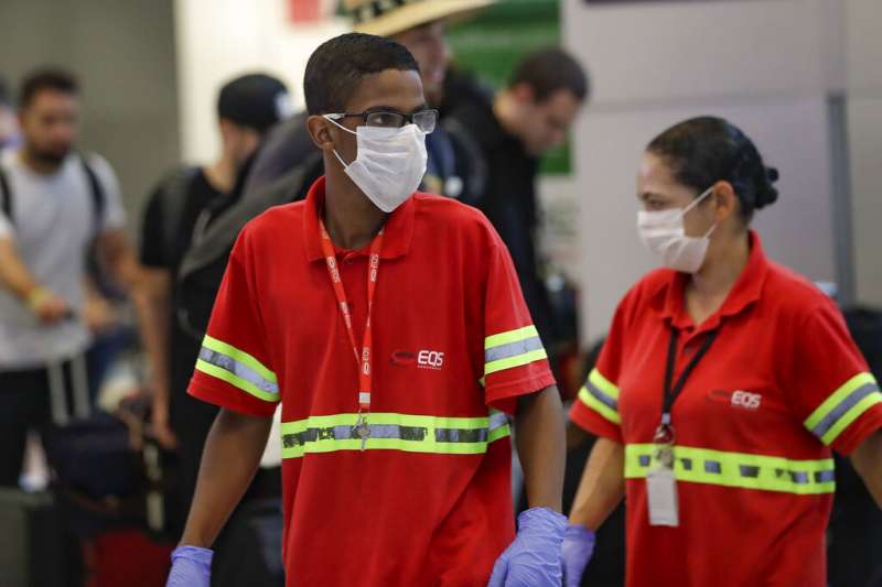 全球新型冠狀病毒疾病(COVID-19,武漢肺炎)病例大爆發,位於南美洲的巴西也淪陷,機場人員戴起口罩。(AP) 全球新型冠狀病毒疾病(COVID-19,武漢肺炎)病例大爆發,位於南美洲的巴西也淪陷,機場人員戴起口罩。(AP)