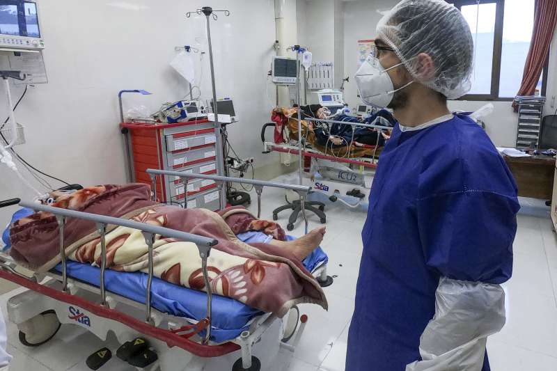 武漢肺炎(新冠肺炎)疫情在伊朗快速爆發,專家以死亡人數回推,懷疑當局低報確診病例。(AP) 武漢肺炎(新冠肺炎)疫情在伊朗快速爆發,專家以死亡人數回推,懷疑當局低報確診病例。(AP)