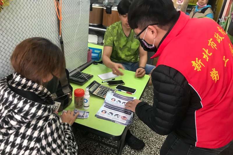 新北勞工局針對外籍移工提供「移工防疫資訊」文宣和菲律賓、印尼、越南及泰國等四國移工母語的防疫圖卡等宣導資料,擴大向東南亞商店進行防疫宣導。(圖/新北市勞工局提供) 新北勞工局針對外籍移工提供「移工防疫資訊」文宣和菲律賓、印尼、越南及泰國等四國移工母語的防疫圖卡等宣導資料,擴大向東南亞商店進行防疫宣導。(圖/新北市勞工局提供)