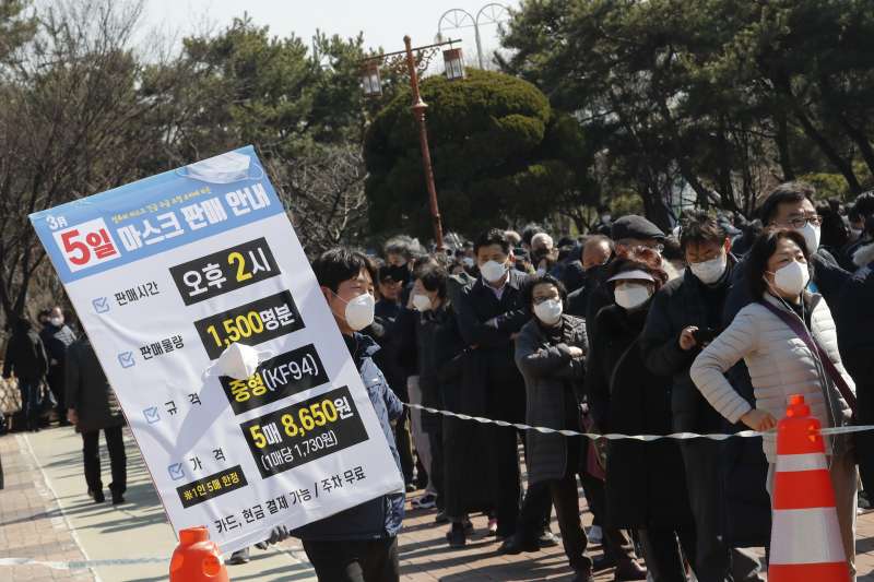 武漢肺炎疫情肆虐,南韓民眾大排長龍搶購口罩(AP) 武漢肺炎疫情肆虐,南韓民眾大排長龍搶購口罩(AP)