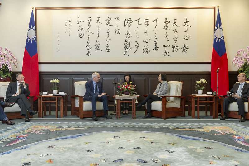 20200305-總統蔡英文(5)日上午接見美國在台協會(AIT)主席莫健(James Moriarty),並感謝美國眾議院在415票贊成、0票反對下通過《台北法案》。(取自總統府@flickr) 20200305-總統蔡英文(5)日上午接見美國在台協會(AIT)主席莫健(James Moriarty),並感謝美國眾議院在415票贊成、0票反對下通過《台北法案》。(取自總統府@flickr)