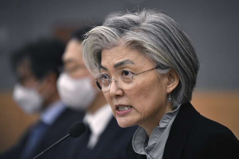 2020年3月,中國武漢肺炎(新冠肺炎)疫情重創南韓,外長康京和親上火線,向各國駐韓大使說明(AP) 2020年3月,中國武漢肺炎(新冠肺炎)疫情重創南韓,外長康京和親上火線,向各國駐韓大使說明(AP)