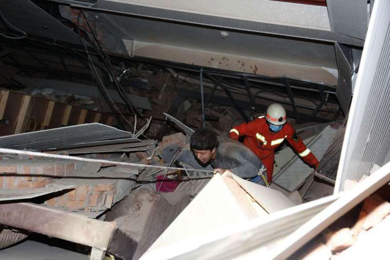 2020年3月7日晚間,福建泉州欣佳酒店發生坍塌事故,約70人被困。(AP) 2020年3月7日晚間,福建泉州欣佳酒店發生坍塌事故,約70人被困。(AP)