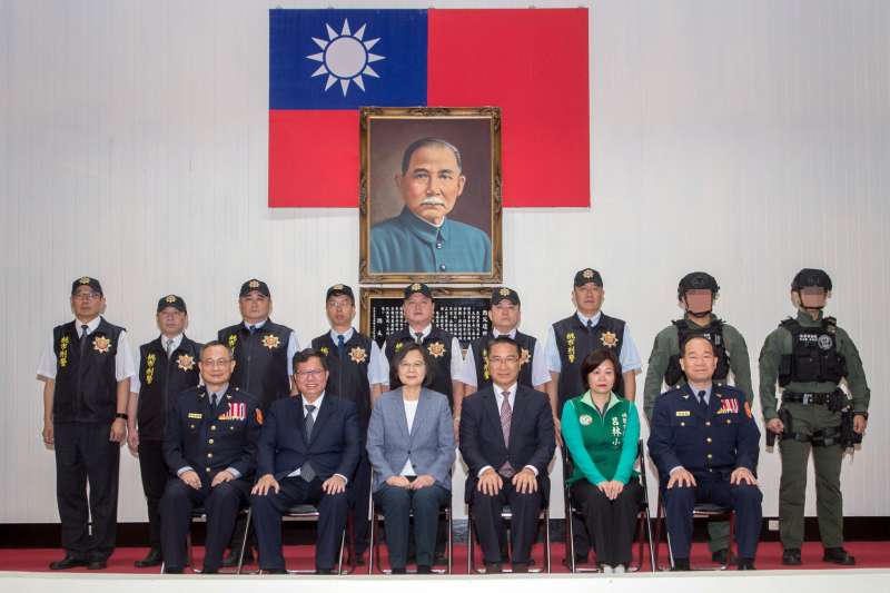 20200319-去年六月在桃園發生發生持槍挾持人質案,中央層級的保一維安特勤隊、刑事局除暴特勤隊均到場支援,最終在第一線偵查小隊長出面勸降下,最終以犯嫌繳械、人質獲釋收場,數日後總統蔡英文親自慰勉當日各單位勤員辛勞。(取自桃園市政府網站) 20200319-去年六月在桃園發生發生持槍挾持人質案,中央層級的保一維安特勤隊、刑事局除暴特勤隊均到場支援,最終在第一線偵查小隊長出面勸降下,最終以犯嫌繳械、人質獲釋收場,數日後總統蔡英文親自慰勉當日各單位勤員辛勞。(取自桃園市政府網站)