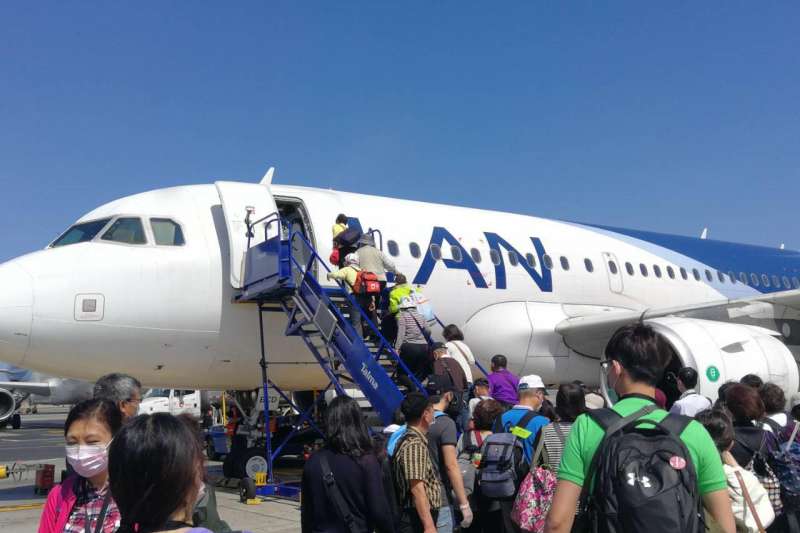 幾經波折,被困秘魯的台灣旅客終於得以搭上包機返抵國門(圖片來源:雄獅領隊王智弘提供) 幾經波折,被困秘魯的台灣旅客終於得以搭上包機返抵國門(圖片來源:雄獅領隊王智弘提供)