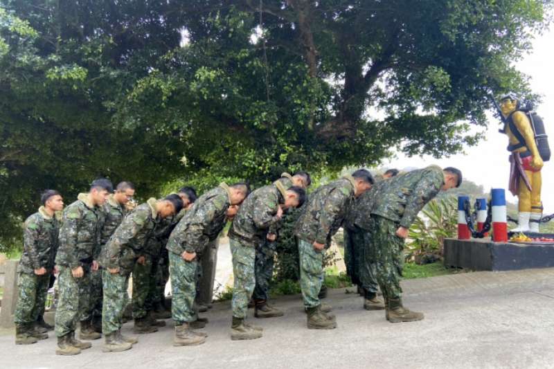 20200326-101兩棲偵察營近日剛有4名訓員自儲訓隊151期完訓,成為新科海龍蛙兵,為前線特種作戰戰力注入新血,人員自幹部手中接過結訓證書、蛙兵臂章,正式加入這支流著實戰血液的精銳隊伍。(取自軍聞社) 20200326-101兩棲偵察營近日剛有4名訓員自儲訓隊151期完訓,成為新科海龍蛙兵,為前線特種作戰戰力注入新血,人員自幹部手中接過結訓證書、蛙兵臂章,正式加入這支流著實戰血液的精銳隊伍。(取自軍聞社)