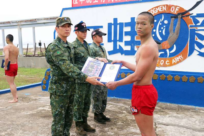 20200326-101兩棲偵察營近日剛有4名訓員自儲訓隊151期完訓,成為新科海龍蛙兵,為前線特種作戰戰力注入新血,人員自幹部手中接過結訓證書、蛙兵臂章,正式加入這支流著實戰血液的精銳隊伍。(取自陸軍司令部臉書) 20200326-101兩棲偵察營近日剛有4名訓員自儲訓隊151期完訓,成為新科海龍蛙兵,為前線特種作戰戰力注入新血,人員自幹部手中接過結訓證書、蛙兵臂章,正式加入這支流著實戰血液的精銳隊伍。(取自陸軍司令部臉書)