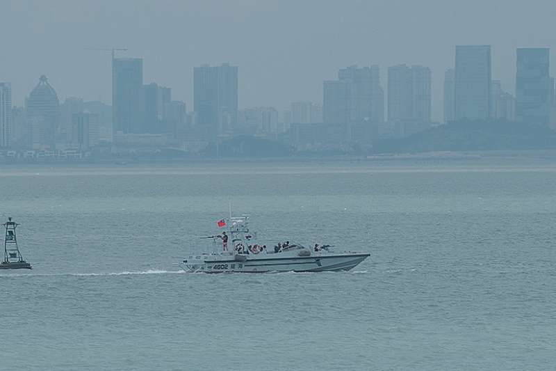 20200326-海龍蛙兵平時負責防區水文偵查、海域巡弋、運補護運等任務,戰時更是反特攻作戰、秘密滲透的關鍵兵力,堪稱外離島最有戰力的部隊。圖為總統蔡英文前往金門視導工程,遠處海面就有海龍艇戒護。(取自總統府) 20200326-海龍蛙兵平時負責防區水文偵查、海域巡弋、運補護運等任務,戰時更是反特攻作戰、秘密滲透的關鍵兵力,堪稱外離島最有戰力的部隊。圖為總統蔡英文前往金門視導工程,遠處海面就有海龍艇戒護。(取自總統府)