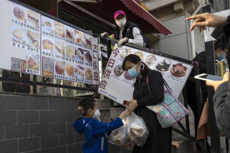 隨著中國本土疫情趨緩，北京市民的生活也逐漸回歸常軌。（AP）