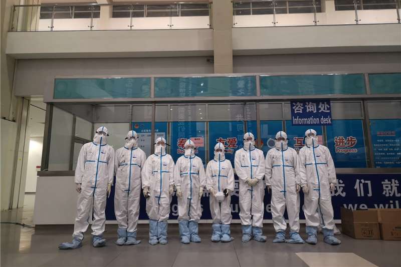 3月23日,北京科技大學志願者團隊在新國展留影。(新華社) 3月23日,北京科技大學志願者團隊在新國展留影。(新華社)