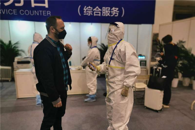 3月24日,北京科技大學志願者團隊在新國展為外籍人士提供服務。(新華社) 3月24日,北京科技大學志願者團隊在新國展為外籍人士提供服務。(新華社)