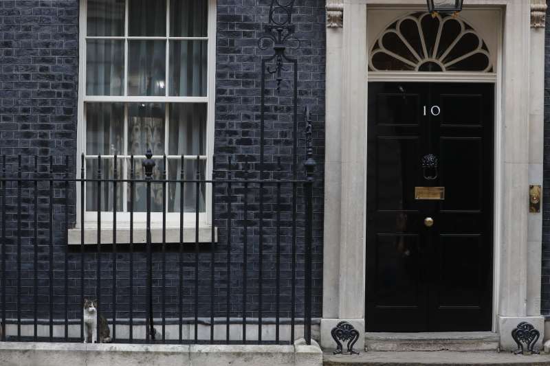 英國唐寧街10號首相官邸。英國首相強森確診武漢肺炎,引發首相繼任制度的討論(AP) 英國唐寧街10號首相官邸。英國首相強森確診武漢肺炎,引發首相繼任制度的討論(AP)