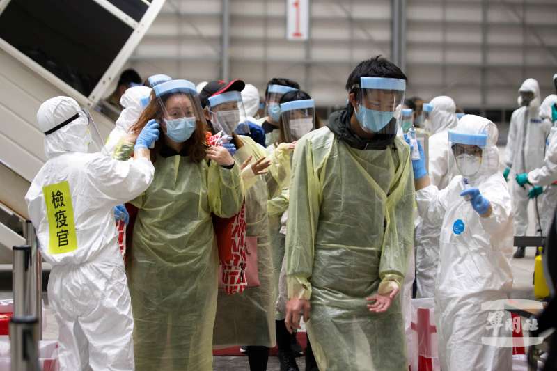 20200330-昨(29)日深夜載運有第三批滯留中國湖北國人的「類包機」返台,再次由陸軍33化學兵進行清消作業。(軍聞社提供) 20200330-昨(29)日深夜載運有第三批滯留中國湖北國人的「類包機」返台,再次由陸軍33化學兵進行清消作業。(軍聞社提供)