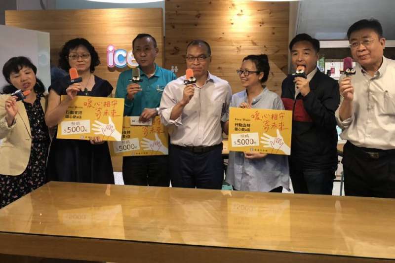 葉匡時副市長(中)帶領經發局長符合中(右一)、民政局長曹桓榮(右二)大口吃冰並預購商品,以行動支持店家。(圖/徐炳文攝) 葉匡時副市長(中)帶領經發局長符合中(右一)、民政局長曹桓榮(右二)大口吃冰並預購商品,以行動支持店家。(圖/徐炳文攝)