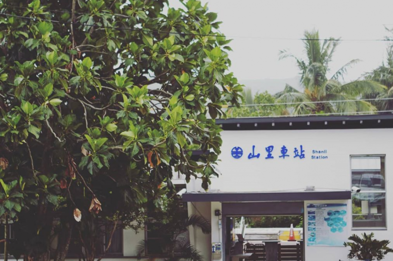 位在台東卑南鄉山區偏遠位置的山里車站,每日班次不多。(圖/翻攝自,travelerluxe@instagram) 位在台東卑南鄉山區偏遠位置的山里車站,每日班次不多。(圖/翻攝自,travelerluxe@instagram)