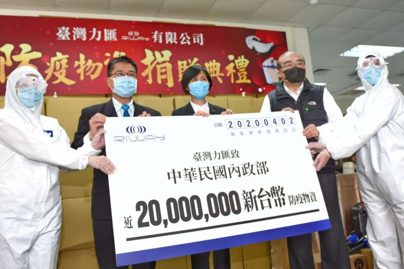 響應徐部長(左2)的邀請,讓關心國境防疫的葉毓蘭委員放心,臺灣力匯胡孝華(中)總監代表捐贈物資,移民署長邱豐光(右2)代表接受。(圖/內政部提供) 響應徐部長(左2)的邀請,讓關心國境防疫的葉毓蘭委員放心,臺灣力匯胡孝華(中)總監代表捐贈物資,移民署長邱豐光(右2)代表接受。(圖/內政部提供)