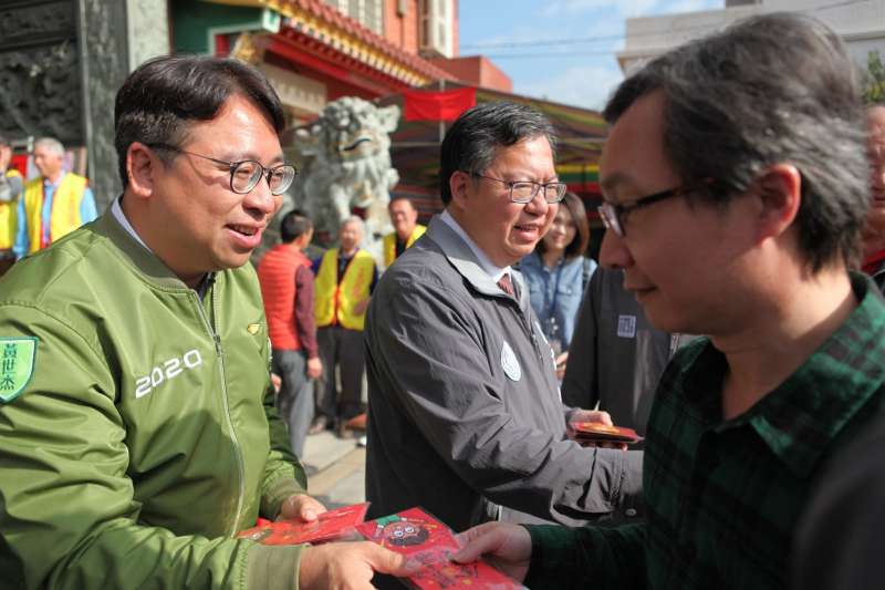 20200403-民進黨新科立委黃世杰(左一)曾在桃園市長鄭文燦(中)市府服務。(取自黃世杰臉書) 20200403-民進黨新科立委黃世杰(左一)曾在桃園市長鄭文燦(中)市府服務。(取自黃世杰臉書)