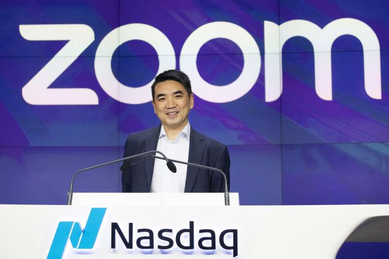 教育部以資安為由要求全台大學禁用通訊軟體「ZOOM」，筆者認為政府發出的疫情警示簡訊何嘗不是一種「老大哥」（Big Brother）。圖為該公司執行長袁徵為軟體的資安及隱私問題公開道歉（資料照，美聯社）